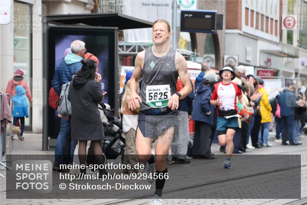 05.10.2025 - 20. swb-Marathon Bremen Strokosch-Dieckow http://msf.ph/oto/9294566 05.10.2025 12:51:10 Ziel 218, 369, 938, 1339, 1494, 1814, 1913, 5582, 5625, 8099, 218, 369, 938, 1339, 1494, 1814, 1913, 5582, 5625, 8099 meine-sportfotos.de