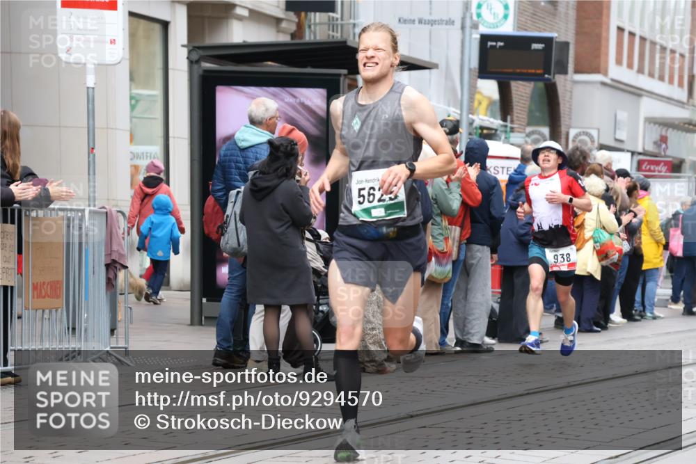 05.10.2025 - 20. swb-Marathon Bremen Strokosch-Dieckow http://msf.ph/oto/9294570 05.10.2025 12:51:11 Ziel 218, 369, 938, 1339, 1494, 1814, 1913, 5582, 5625, 8099, 218, 369, 938, 1339, 1494, 1814, 1913, 5582, 5625, 8099 meine-sportfotos.de