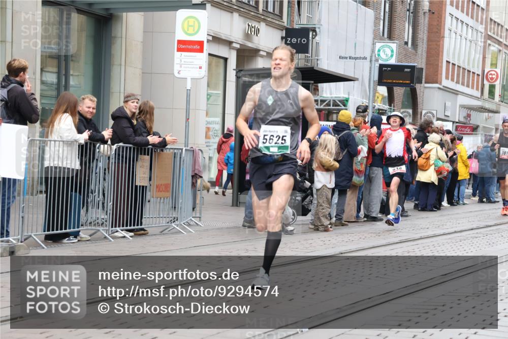 05.10.2025 - 20. swb-Marathon Bremen Strokosch-Dieckow http://msf.ph/oto/9294574 05.10.2025 12:51:11 Ziel 218, 369, 938, 1339, 1494, 1814, 1913, 5582, 5625, 8099, 218, 369, 938, 1339, 1494, 1814, 1913, 5582, 5625, 8099 meine-sportfotos.de