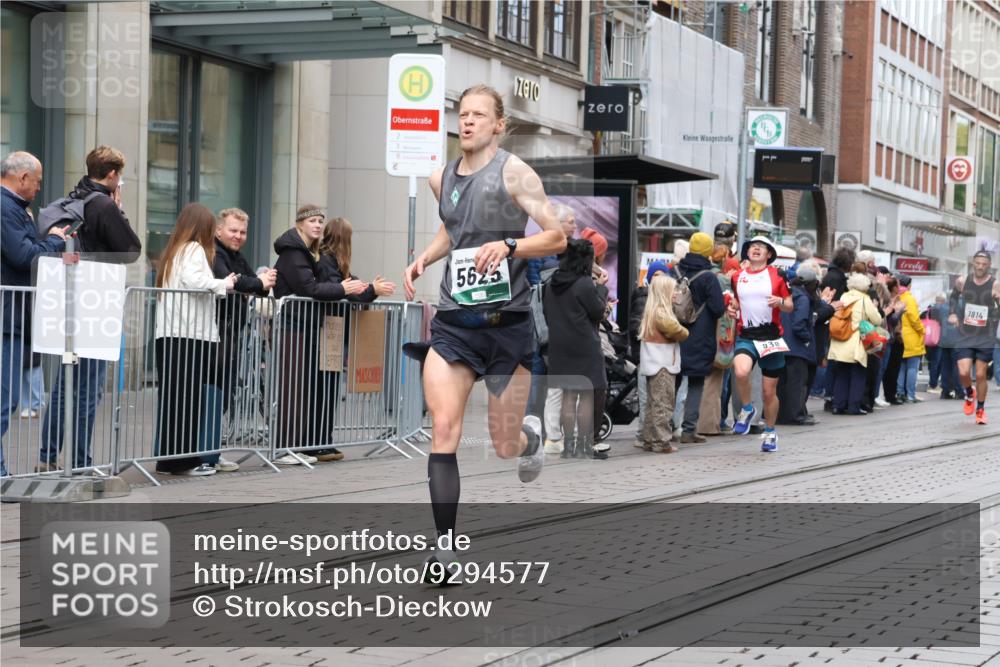 05.10.2025 - 20. swb-Marathon Bremen Strokosch-Dieckow http://msf.ph/oto/9294577 05.10.2025 12:51:11 Ziel 218, 369, 938, 1339, 1494, 1814, 1913, 5582, 5625, 8099, 218, 369, 938, 1339, 1494, 1814, 1913, 5582, 5625, 8099 meine-sportfotos.de