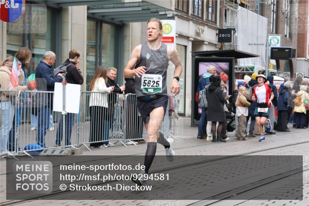 05.10.2025 - 20. swb-Marathon Bremen Strokosch-Dieckow http://msf.ph/oto/9294581 05.10.2025 12:51:12 Ziel 218, 938, 1339, 1494, 1814, 1913, 5582, 5625, 8099, 218, 938, 1339, 1494, 1814, 1913, 5582, 5625, 8099 meine-sportfotos.de