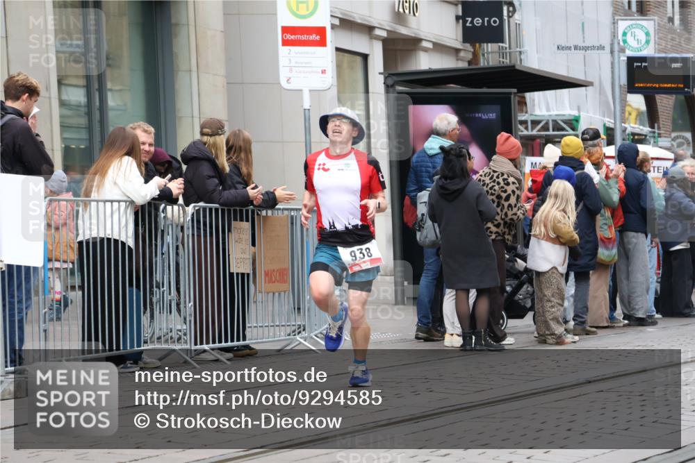 05.10.2025 - 20. swb-Marathon Bremen Strokosch-Dieckow http://msf.ph/oto/9294585 05.10.2025 12:51:13 Ziel 218, 938, 1339, 1494, 1814, 1913, 5536, 5582, 5625, 8099, 218, 938, 1339, 1494, 1814, 1913, 5536, 5582, 5625, 8099 meine-sportfotos.de