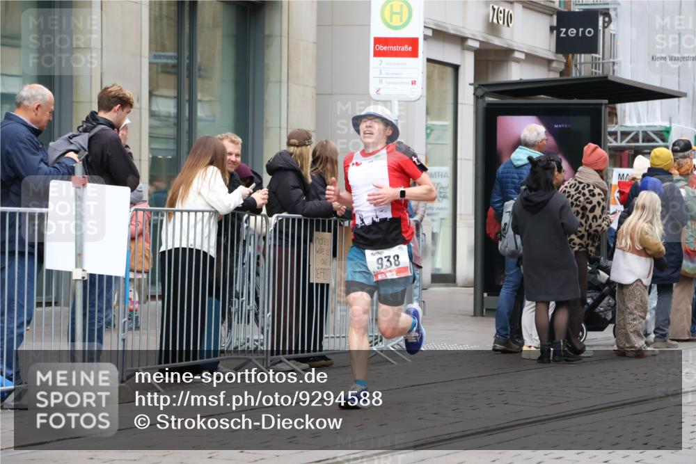 05.10.2025 - 20. swb-Marathon Bremen Strokosch-Dieckow http://msf.ph/oto/9294588 05.10.2025 12:51:14 Ziel 218, 938, 1339, 1494, 1814, 1913, 5536, 5582, 5625, 8099, 218, 938, 1339, 1494, 1814, 1913, 5536, 5582, 5625, 8099 meine-sportfotos.de