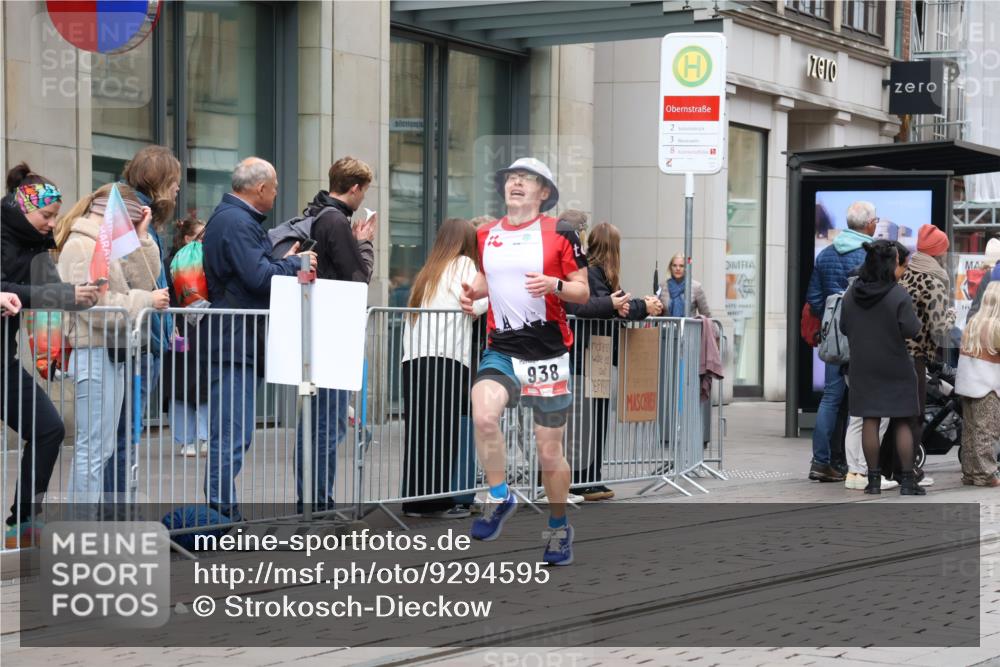 05.10.2025 - 20. swb-Marathon Bremen Strokosch-Dieckow http://msf.ph/oto/9294595 05.10.2025 12:51:14 Ziel 218, 938, 1339, 1494, 1814, 1913, 5536, 5582, 5625, 8099, 218, 938, 1339, 1494, 1814, 1913, 5536, 5582, 5625, 8099 meine-sportfotos.de