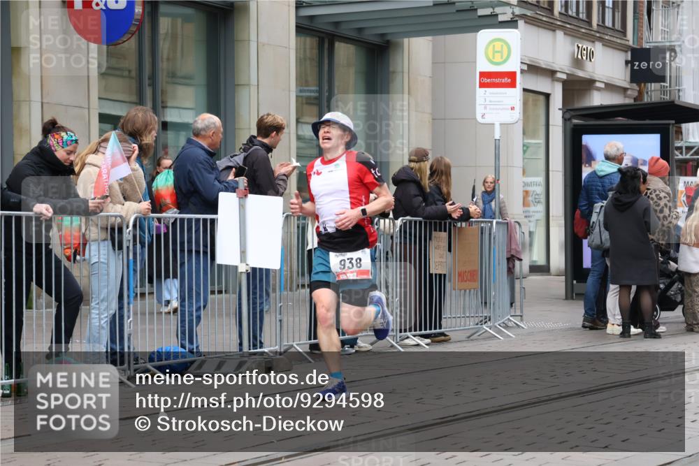 05.10.2025 - 20. swb-Marathon Bremen Strokosch-Dieckow http://msf.ph/oto/9294598 05.10.2025 12:51:14 Ziel 218, 938, 1339, 1494, 1814, 1913, 5536, 5582, 5625, 8099, 218, 938, 1339, 1494, 1814, 1913, 5536, 5582, 5625, 8099 meine-sportfotos.de