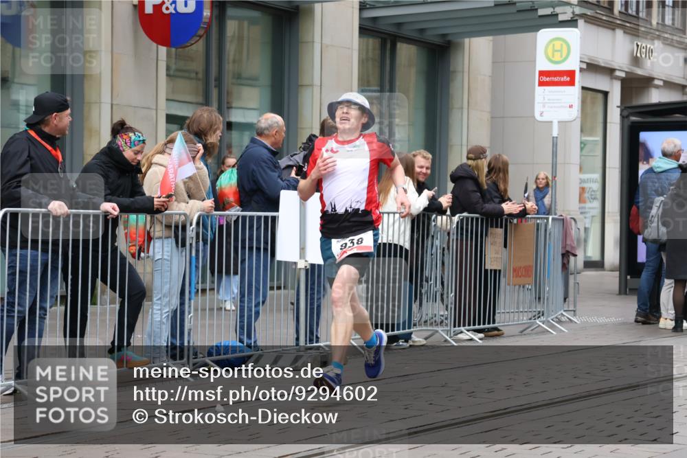 05.10.2025 - 20. swb-Marathon Bremen Strokosch-Dieckow http://msf.ph/oto/9294602 05.10.2025 12:51:15 Ziel 218, 938, 1339, 1494, 1814, 1913, 5536, 5582, 5625, 8099, 218, 938, 1339, 1494, 1814, 1913, 5536, 5582, 5625, 8099 meine-sportfotos.de