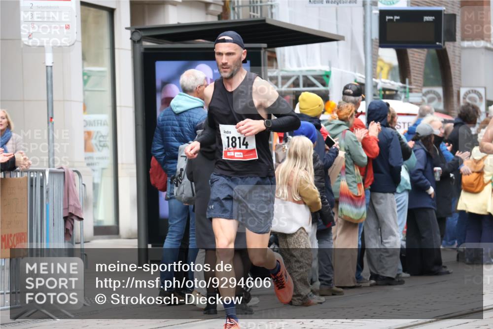 05.10.2025 - 20. swb-Marathon Bremen Strokosch-Dieckow http://msf.ph/oto/9294606 05.10.2025 12:51:16 Ziel 938, 1494, 1814, 1913, 5536, 5582, 8099, 938, 1494, 1814, 1913, 5536, 5582, 8099 meine-sportfotos.de
