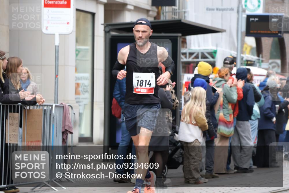 05.10.2025 - 20. swb-Marathon Bremen Strokosch-Dieckow http://msf.ph/oto/9294609 05.10.2025 12:51:16 Ziel 938, 1494, 1814, 1913, 5536, 5582, 8099, 938, 1494, 1814, 1913, 5536, 5582, 8099 meine-sportfotos.de