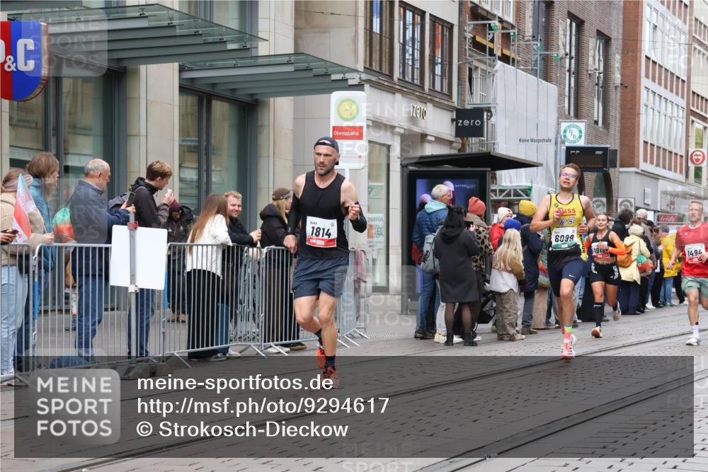 05.10.2025 - 20. swb-Marathon Bremen Strokosch-Dieckow http://msf.ph/oto/9294617 05.10.2025 12:51:17 Ziel 938, 1494, 1814, 1913, 5536, 5582, 8099, 938, 1494, 1814, 1913, 5536, 5582, 8099 meine-sportfotos.de