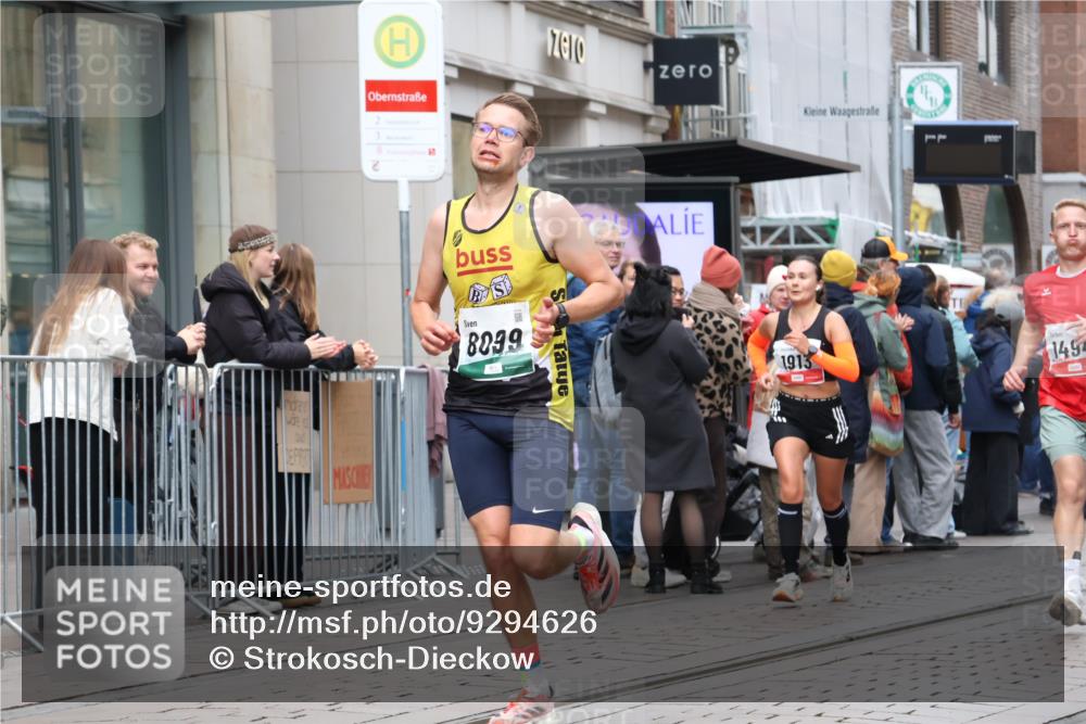 05.10.2025 - 20. swb-Marathon Bremen Strokosch-Dieckow http://msf.ph/oto/9294626 05.10.2025 12:51:18 Ziel 938, 1494, 1814, 1913, 5536, 5582, 8099, 938, 1494, 1814, 1913, 5536, 5582, 8099 meine-sportfotos.de