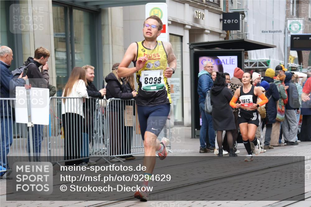 05.10.2025 - 20. swb-Marathon Bremen Strokosch-Dieckow http://msf.ph/oto/9294629 05.10.2025 12:51:19 Ziel 938, 1494, 1814, 1913, 5536, 5582, 8099, 938, 1494, 1814, 1913, 5536, 5582, 8099 meine-sportfotos.de