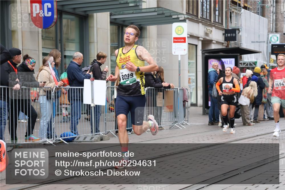 05.10.2025 - 20. swb-Marathon Bremen Strokosch-Dieckow http://msf.ph/oto/9294631 05.10.2025 12:51:19 Ziel 938, 1494, 1814, 1913, 5536, 5582, 8099, 938, 1494, 1814, 1913, 5536, 5582, 8099 meine-sportfotos.de