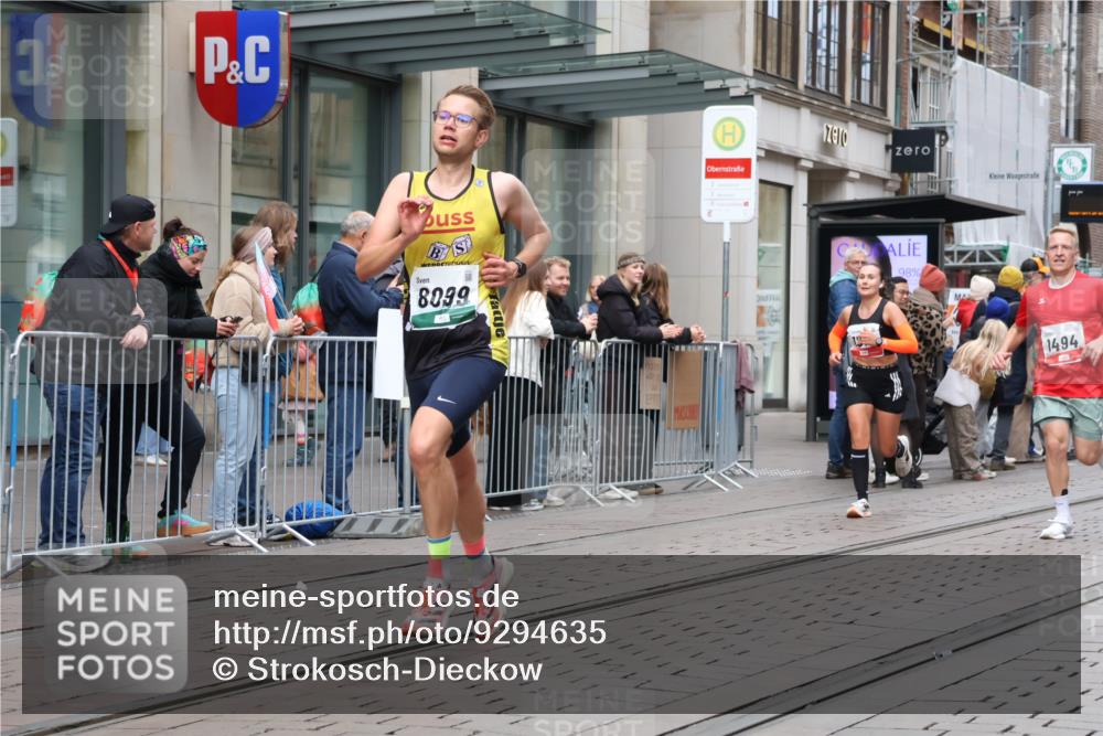 05.10.2025 - 20. swb-Marathon Bremen Strokosch-Dieckow http://msf.ph/oto/9294635 05.10.2025 12:51:19 Ziel 938, 1494, 1814, 1913, 5536, 5582, 8099, 938, 1494, 1814, 1913, 5536, 5582, 8099 meine-sportfotos.de