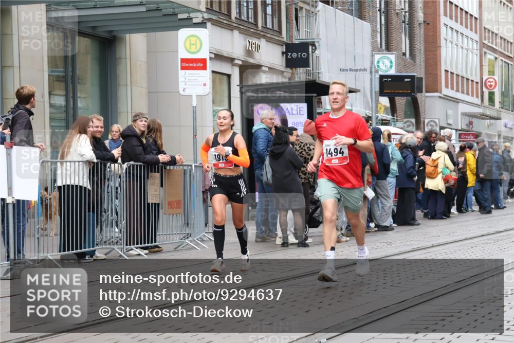 05.10.2025 - 20. swb-Marathon Bremen Strokosch-Dieckow http://msf.ph/oto/9294637 05.10.2025 12:51:20 Ziel 419, 938, 1494, 1814, 1913, 5536, 5582, 8099, 419, 938, 1494, 1814, 1913, 5536, 5582, 8099 meine-sportfotos.de