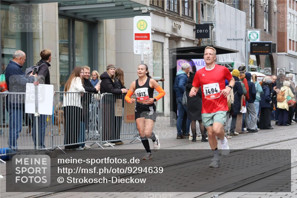 05.10.2025 - 20. swb-Marathon Bremen Strokosch-Dieckow http://msf.ph/oto/9294639 05.10.2025 12:51:20 Ziel 419, 938, 1494, 1814, 1913, 5536, 5582, 8099, 419, 938, 1494, 1814, 1913, 5536, 5582, 8099 meine-sportfotos.de
