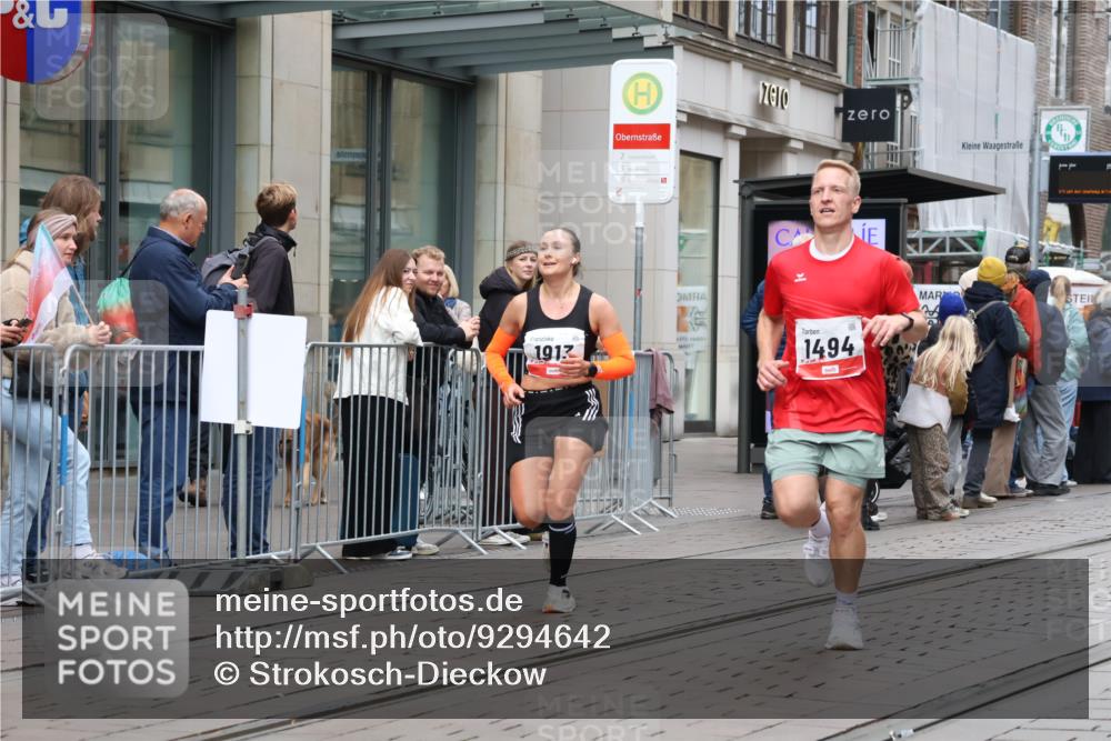 05.10.2025 - 20. swb-Marathon Bremen Strokosch-Dieckow http://msf.ph/oto/9294642 05.10.2025 12:51:20 Ziel 419, 938, 1494, 1814, 1913, 5536, 5582, 8099, 419, 938, 1494, 1814, 1913, 5536, 5582, 8099 meine-sportfotos.de