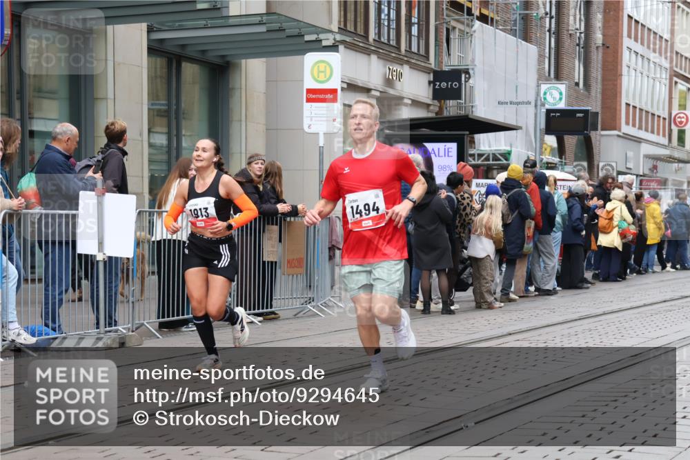 05.10.2025 - 20. swb-Marathon Bremen Strokosch-Dieckow http://msf.ph/oto/9294645 05.10.2025 12:51:21 Ziel 419, 938, 1494, 1565, 1814, 1913, 5536, 5582, 8099, 419, 938, 1494, 1565, 1814, 1913, 5536, 5582, 8099 meine-sportfotos.de