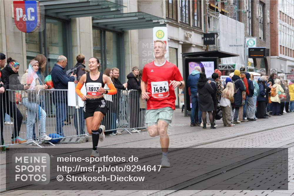05.10.2025 - 20. swb-Marathon Bremen Strokosch-Dieckow http://msf.ph/oto/9294647 05.10.2025 12:51:21 Ziel 419, 938, 1494, 1565, 1814, 1913, 5536, 5582, 8099, 419, 938, 1494, 1565, 1814, 1913, 5536, 5582, 8099 meine-sportfotos.de
