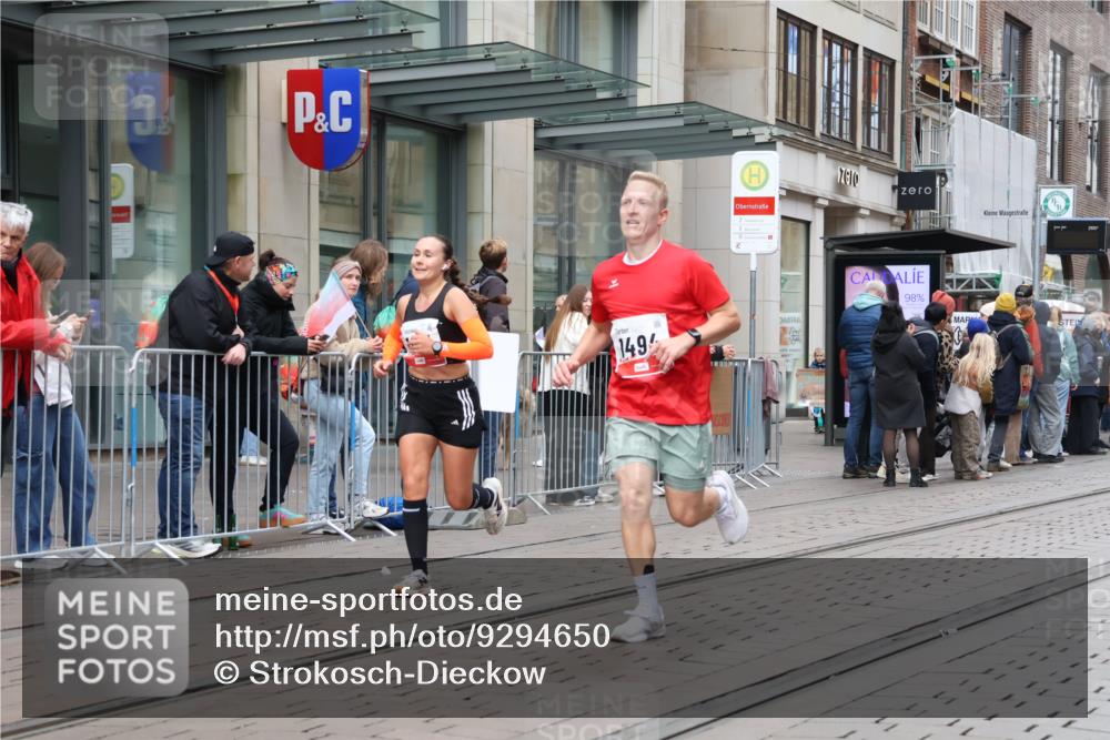 05.10.2025 - 20. swb-Marathon Bremen Strokosch-Dieckow http://msf.ph/oto/9294650 05.10.2025 12:51:21 Ziel 419, 938, 1494, 1565, 1814, 1913, 5536, 5582, 8099, 419, 938, 1494, 1565, 1814, 1913, 5536, 5582, 8099 meine-sportfotos.de