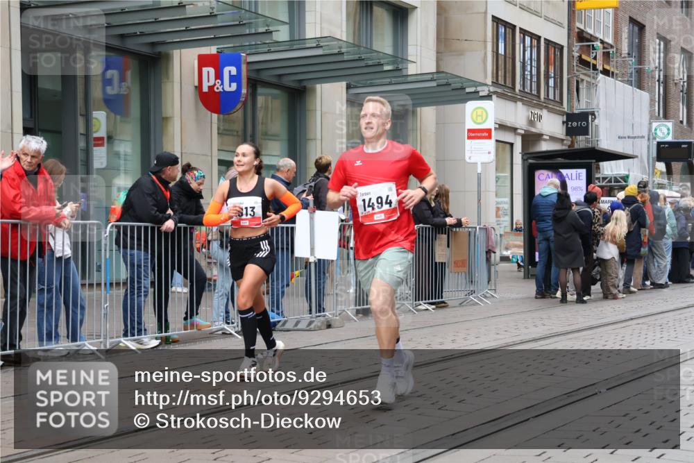 05.10.2025 - 20. swb-Marathon Bremen Strokosch-Dieckow http://msf.ph/oto/9294653 05.10.2025 12:51:21 Ziel 419, 938, 1494, 1565, 1814, 1913, 5536, 5582, 8099, 419, 938, 1494, 1565, 1814, 1913, 5536, 5582, 8099 meine-sportfotos.de