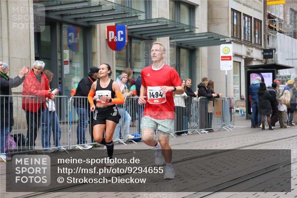 05.10.2025 - 20. swb-Marathon Bremen Strokosch-Dieckow http://msf.ph/oto/9294655 05.10.2025 12:51:22 Ziel 419, 938, 1494, 1565, 1814, 1913, 5536, 5582, 8099, 419, 938, 1494, 1565, 1814, 1913, 5536, 5582, 8099 meine-sportfotos.de