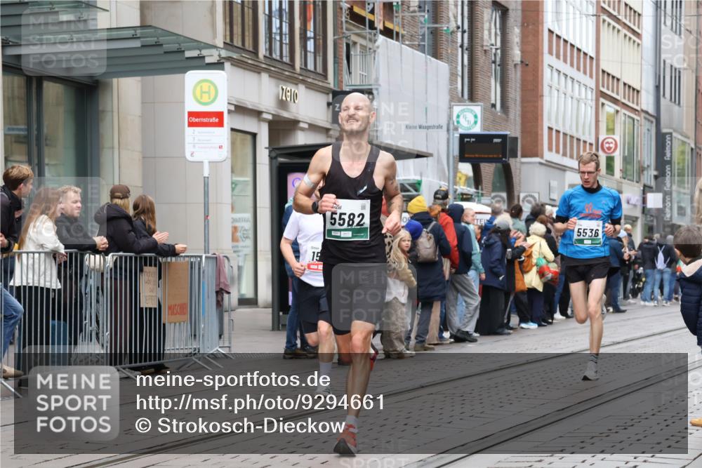 05.10.2025 - 20. swb-Marathon Bremen Strokosch-Dieckow http://msf.ph/oto/9294661 05.10.2025 12:51:33 Ziel 419, 838, 1565, 5536, 5582, 419, 838, 1565, 5536, 5582 meine-sportfotos.de