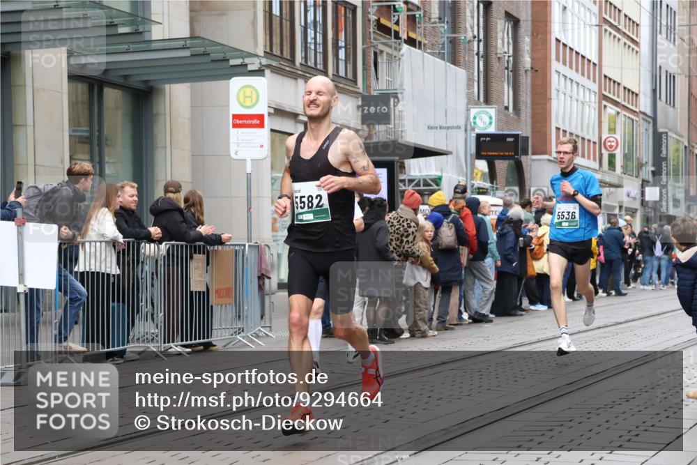 05.10.2025 - 20. swb-Marathon Bremen Strokosch-Dieckow http://msf.ph/oto/9294664 05.10.2025 12:51:33 Ziel 419, 838, 1565, 5536, 5582, 419, 838, 1565, 5536, 5582 meine-sportfotos.de