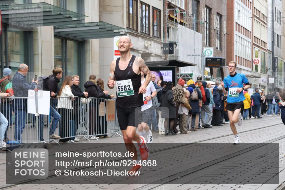 05.10.2025 - 20. swb-Marathon Bremen Strokosch-Dieckow http://msf.ph/oto/9294668 05.10.2025 12:51:33 Ziel 419, 838, 1565, 5536, 5582, 419, 838, 1565, 5536, 5582 meine-sportfotos.de