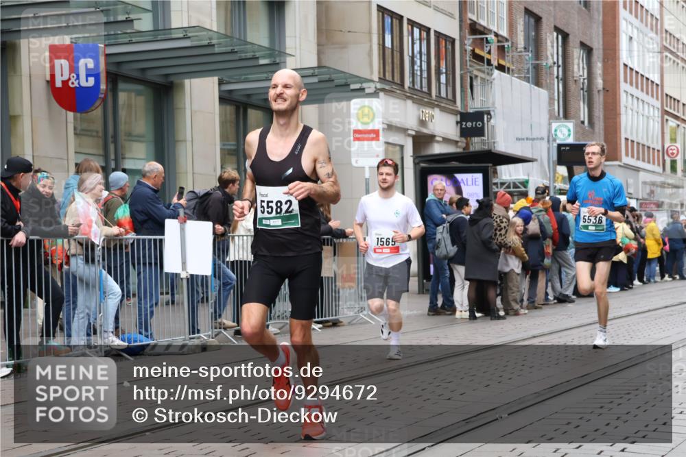 05.10.2025 - 20. swb-Marathon Bremen Strokosch-Dieckow http://msf.ph/oto/9294672 05.10.2025 12:51:34 Ziel 419, 838, 1360, 1565, 5423, 5536, 5582, 419, 838, 1360, 1565, 5423, 5536, 5582 meine-sportfotos.de