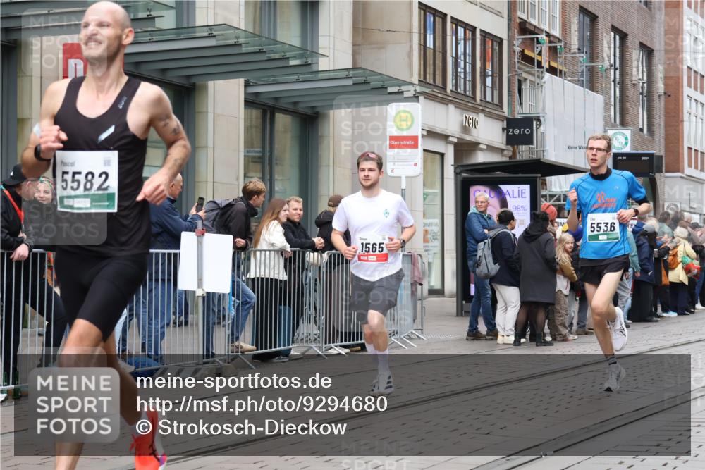 05.10.2025 - 20. swb-Marathon Bremen Strokosch-Dieckow http://msf.ph/oto/9294680 05.10.2025 12:51:34 Ziel 419, 838, 1360, 1565, 5423, 5536, 5582, 419, 838, 1360, 1565, 5423, 5536, 5582 meine-sportfotos.de