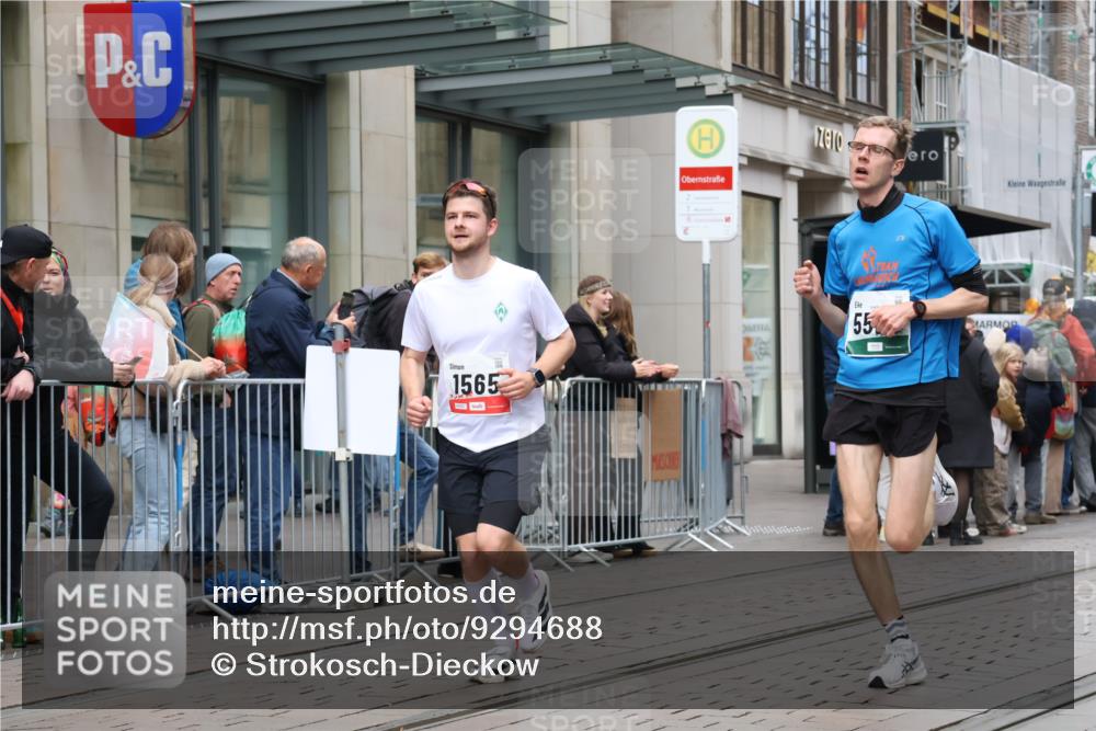 05.10.2025 - 20. swb-Marathon Bremen Strokosch-Dieckow http://msf.ph/oto/9294688 05.10.2025 12:51:35 Ziel 419, 838, 1360, 1565, 5423, 5536, 5582, 419, 838, 1360, 1565, 5423, 5536, 5582 meine-sportfotos.de