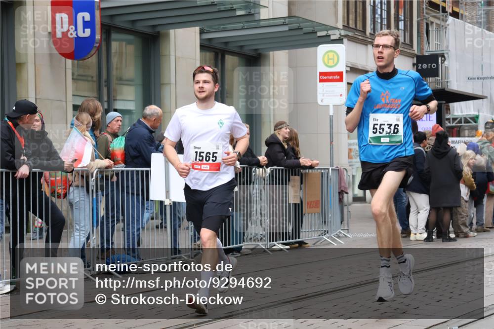 05.10.2025 - 20. swb-Marathon Bremen Strokosch-Dieckow http://msf.ph/oto/9294692 05.10.2025 12:51:35 Ziel 419, 838, 1360, 1565, 5423, 5536, 5582, 419, 838, 1360, 1565, 5423, 5536, 5582 meine-sportfotos.de