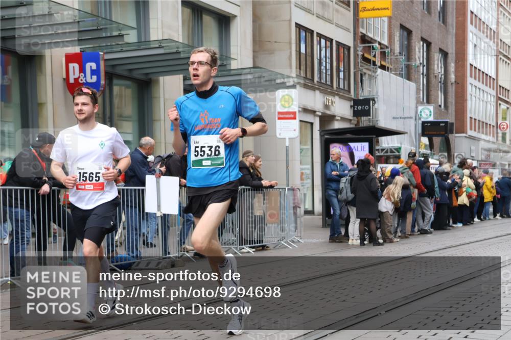 05.10.2025 - 20. swb-Marathon Bremen Strokosch-Dieckow http://msf.ph/oto/9294698 05.10.2025 12:51:35 Ziel 419, 838, 1360, 1565, 5423, 5536, 5582, 419, 838, 1360, 1565, 5423, 5536, 5582 meine-sportfotos.de