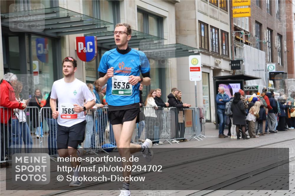 05.10.2025 - 20. swb-Marathon Bremen Strokosch-Dieckow http://msf.ph/oto/9294702 05.10.2025 12:51:36 Ziel 419, 838, 900, 1360, 1565, 5423, 5536, 419, 838, 900, 1360, 1565, 5423, 5536 meine-sportfotos.de