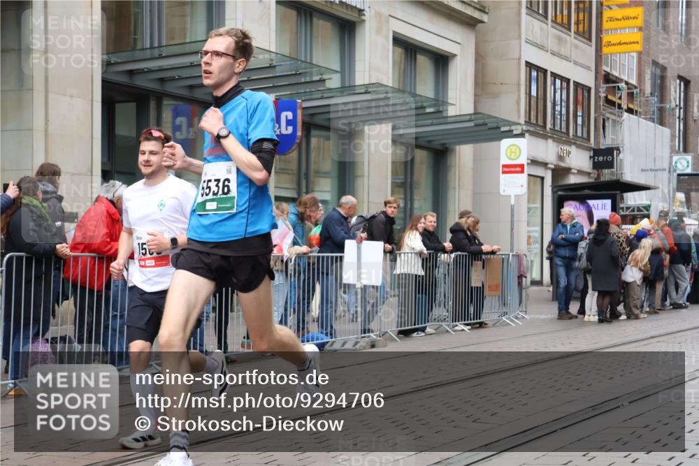 05.10.2025 - 20. swb-Marathon Bremen Strokosch-Dieckow http://msf.ph/oto/9294706 05.10.2025 12:51:36 Ziel 419, 838, 900, 1360, 1565, 5423, 5536, 419, 838, 900, 1360, 1565, 5423, 5536 meine-sportfotos.de