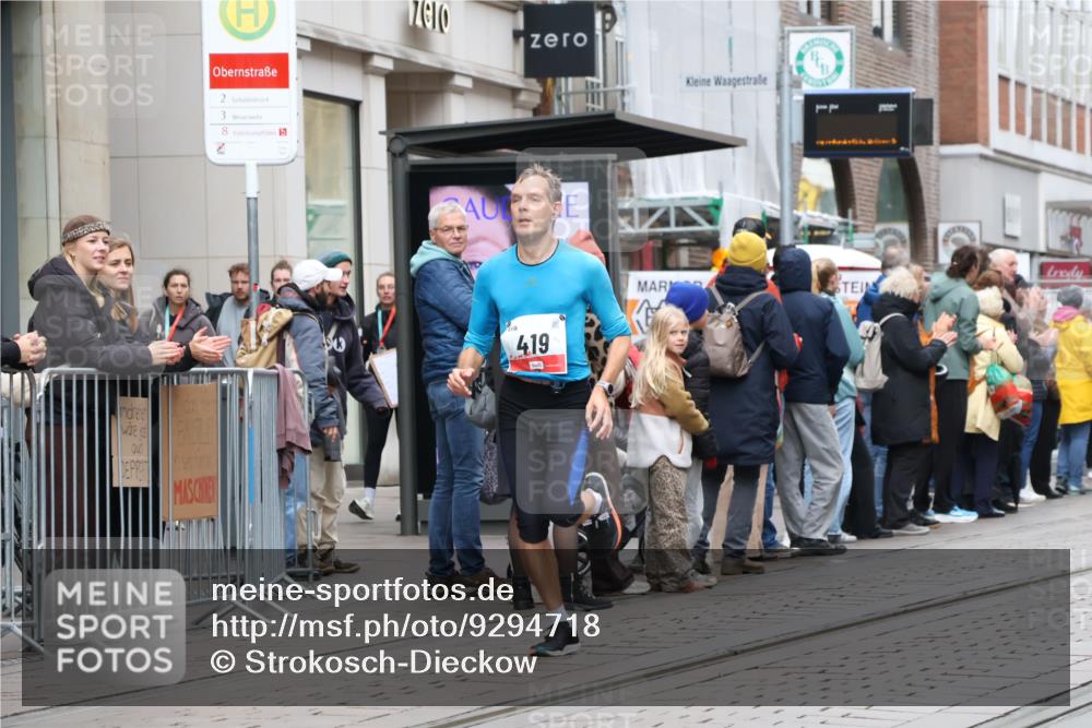 05.10.2025 - 20. swb-Marathon Bremen Strokosch-Dieckow http://msf.ph/oto/9294718 05.10.2025 12:51:41 Ziel 419, 838, 900, 1034, 1360, 1565, 5423, 9080, 419, 838, 900, 1034, 1360, 1565, 5423, 9080 meine-sportfotos.de