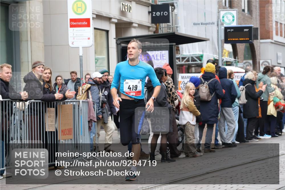 05.10.2025 - 20. swb-Marathon Bremen Strokosch-Dieckow http://msf.ph/oto/9294719 05.10.2025 12:51:41 Ziel 419, 838, 900, 1034, 1360, 1565, 5423, 9080, 419, 838, 900, 1034, 1360, 1565, 5423, 9080 meine-sportfotos.de