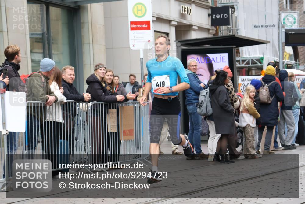 05.10.2025 - 20. swb-Marathon Bremen Strokosch-Dieckow http://msf.ph/oto/9294723 05.10.2025 12:51:41 Ziel 419, 838, 900, 1034, 1360, 1565, 5423, 9080, 419, 838, 900, 1034, 1360, 1565, 5423, 9080 meine-sportfotos.de