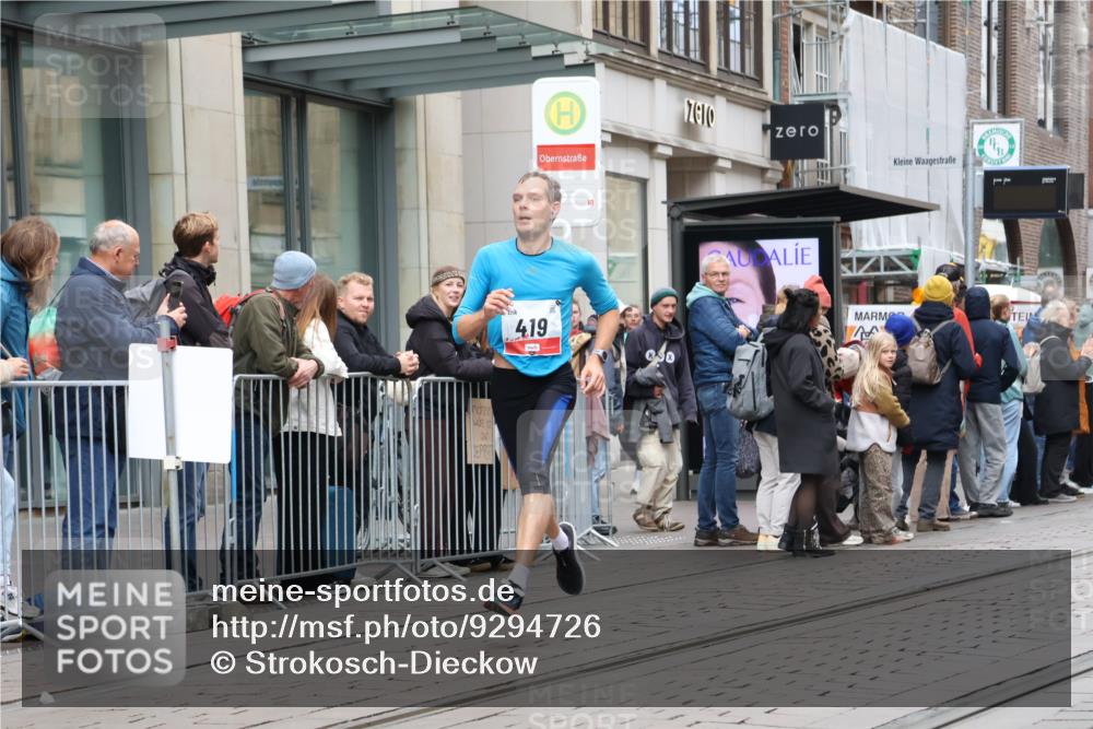 05.10.2025 - 20. swb-Marathon Bremen Strokosch-Dieckow http://msf.ph/oto/9294726 05.10.2025 12:51:42 Ziel 419, 838, 900, 1034, 1360, 1565, 5423, 9080, 419, 838, 900, 1034, 1360, 1565, 5423, 9080 meine-sportfotos.de