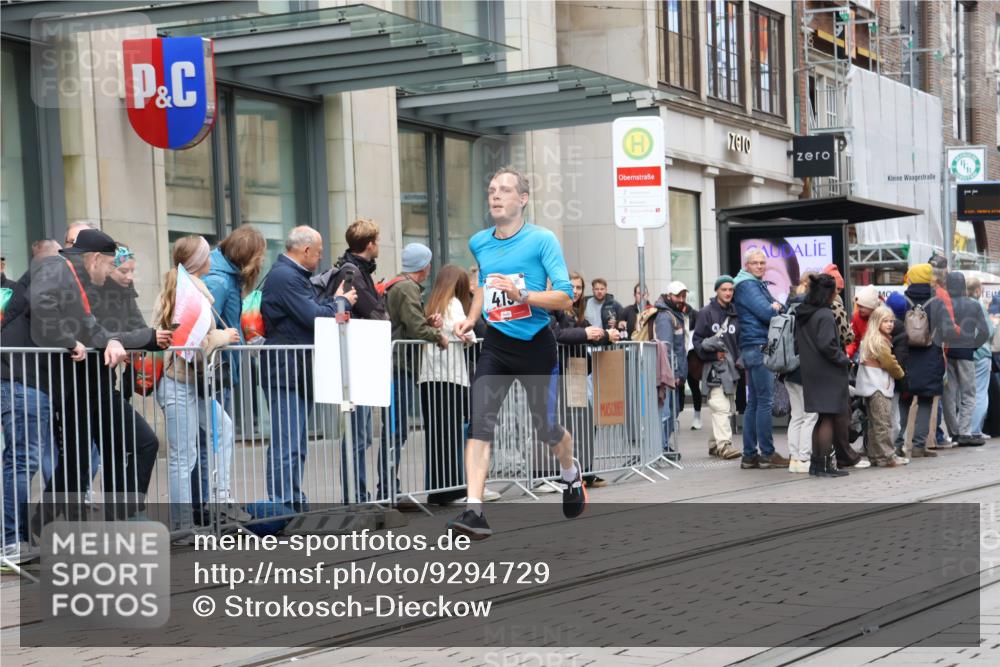 05.10.2025 - 20. swb-Marathon Bremen Strokosch-Dieckow http://msf.ph/oto/9294729 05.10.2025 12:51:42 Ziel 419, 838, 900, 1034, 1360, 1565, 5423, 9080, 419, 838, 900, 1034, 1360, 1565, 5423, 9080 meine-sportfotos.de