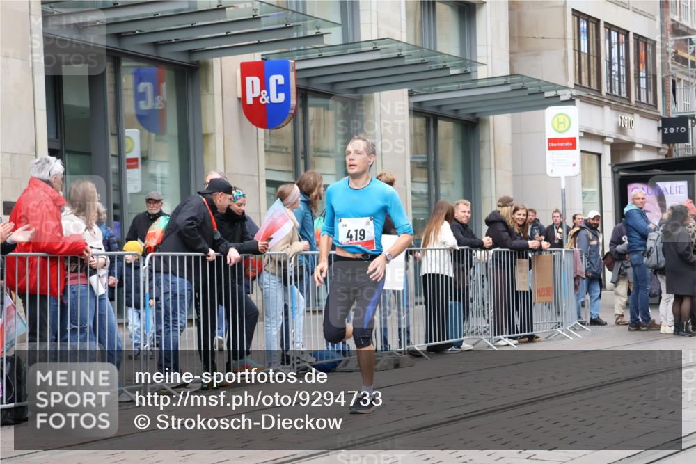05.10.2025 - 20. swb-Marathon Bremen Strokosch-Dieckow http://msf.ph/oto/9294733 05.10.2025 12:51:42 Ziel 419, 838, 900, 1034, 1360, 1565, 5423, 9080, 419, 838, 900, 1034, 1360, 1565, 5423, 9080 meine-sportfotos.de