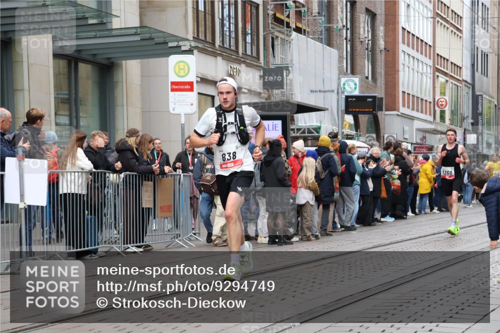 05.10.2025 - 20. swb-Marathon Bremen Strokosch-Dieckow http://msf.ph/oto/9294749 05.10.2025 12:51:47 Ziel 838, 900, 1034, 1360, 5423, 9080, 838, 900, 1034, 1360, 5423, 9080 meine-sportfotos.de
