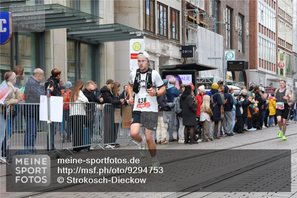 05.10.2025 - 20. swb-Marathon Bremen Strokosch-Dieckow http://msf.ph/oto/9294753 05.10.2025 12:51:47 Ziel 838, 900, 1034, 1360, 5423, 9080, 838, 900, 1034, 1360, 5423, 9080 meine-sportfotos.de