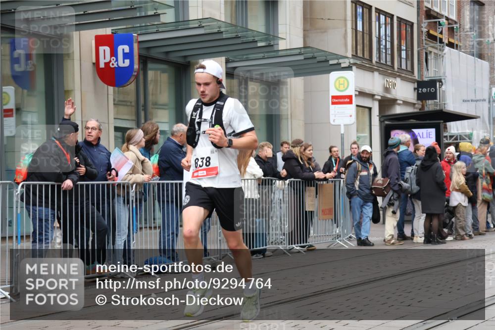 05.10.2025 - 20. swb-Marathon Bremen Strokosch-Dieckow http://msf.ph/oto/9294764 05.10.2025 12:51:48 Ziel 838, 900, 1034, 1360, 5423, 9080, 838, 900, 1034, 1360, 5423, 9080 meine-sportfotos.de