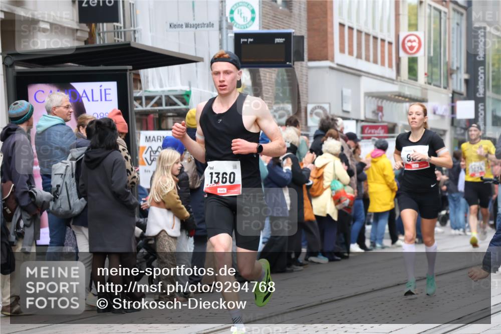 05.10.2025 - 20. swb-Marathon Bremen Strokosch-Dieckow http://msf.ph/oto/9294768 05.10.2025 12:51:49 Ziel 838, 900, 1000, 1034, 1360, 5423, 9080, 838, 900, 1000, 1034, 1360, 5423, 9080 meine-sportfotos.de