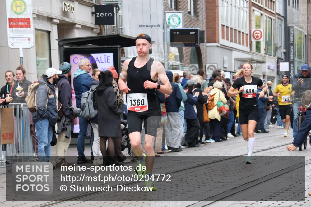 05.10.2025 - 20. swb-Marathon Bremen Strokosch-Dieckow http://msf.ph/oto/9294772 05.10.2025 12:51:50 Ziel 838, 900, 1000, 1034, 1360, 5423, 9080, 838, 900, 1000, 1034, 1360, 5423, 9080 meine-sportfotos.de