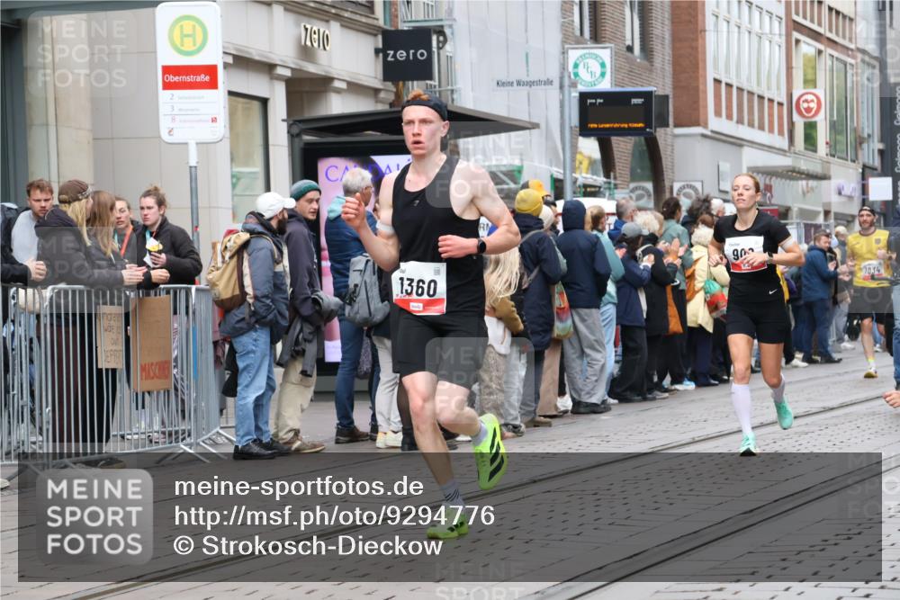 05.10.2025 - 20. swb-Marathon Bremen Strokosch-Dieckow http://msf.ph/oto/9294776 05.10.2025 12:51:50 Ziel 838, 900, 1000, 1034, 1360, 5423, 9080, 838, 900, 1000, 1034, 1360, 5423, 9080 meine-sportfotos.de