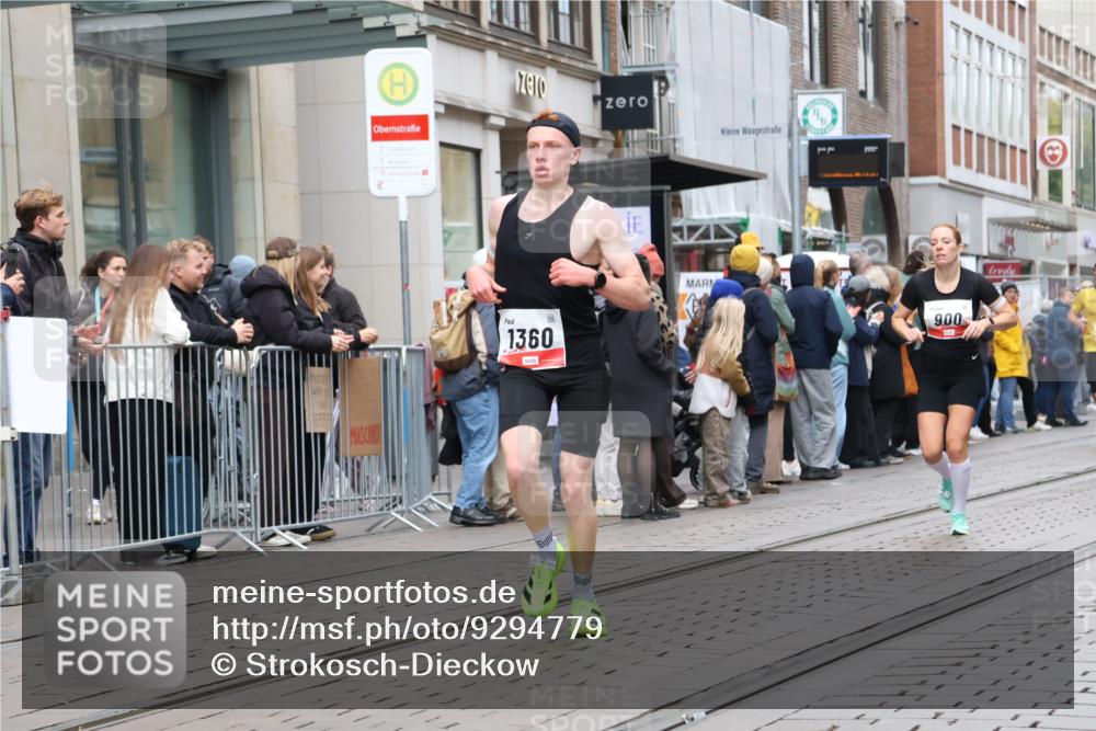 05.10.2025 - 20. swb-Marathon Bremen Strokosch-Dieckow http://msf.ph/oto/9294779 05.10.2025 12:51:50 Ziel 838, 900, 1000, 1034, 1360, 5423, 9080, 838, 900, 1000, 1034, 1360, 5423, 9080 meine-sportfotos.de