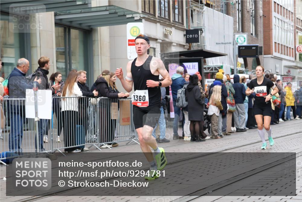 05.10.2025 - 20. swb-Marathon Bremen Strokosch-Dieckow http://msf.ph/oto/9294781 05.10.2025 12:51:51 Ziel 838, 900, 1000, 1034, 1360, 5423, 9080, 838, 900, 1000, 1034, 1360, 5423, 9080 meine-sportfotos.de