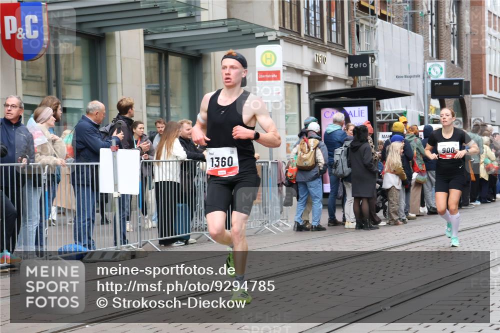 05.10.2025 - 20. swb-Marathon Bremen Strokosch-Dieckow http://msf.ph/oto/9294785 05.10.2025 12:51:51 Ziel 838, 900, 1000, 1034, 1360, 5423, 9080, 838, 900, 1000, 1034, 1360, 5423, 9080 meine-sportfotos.de